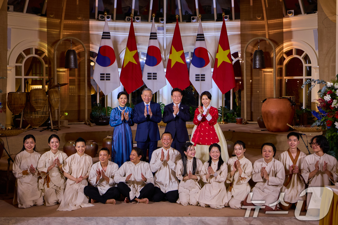 (하노이(베트남)=뉴스1) 이재명 기자 = 이재명 대통령과 김혜경 여사가 22일(현지 시간) 베트남 하노이 영빈관에서 열린 국빈만찬에서 또 럼 당 서기장 겸 국가주석, 응오 프엉 …