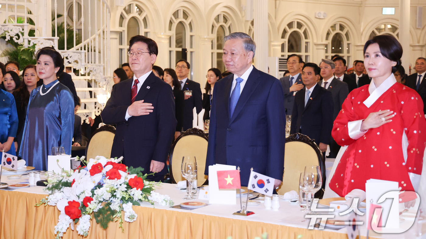 (하노이(베트남)=뉴스1) 이재명 기자 = 이재명 대통령과 김혜경 여사가 22일(현지시간) 하노이 영빈관에서 열린 또 럼 베트남 당 서기장 겸 국가주석 주최 국빈만찬에서 또 럼 베 …