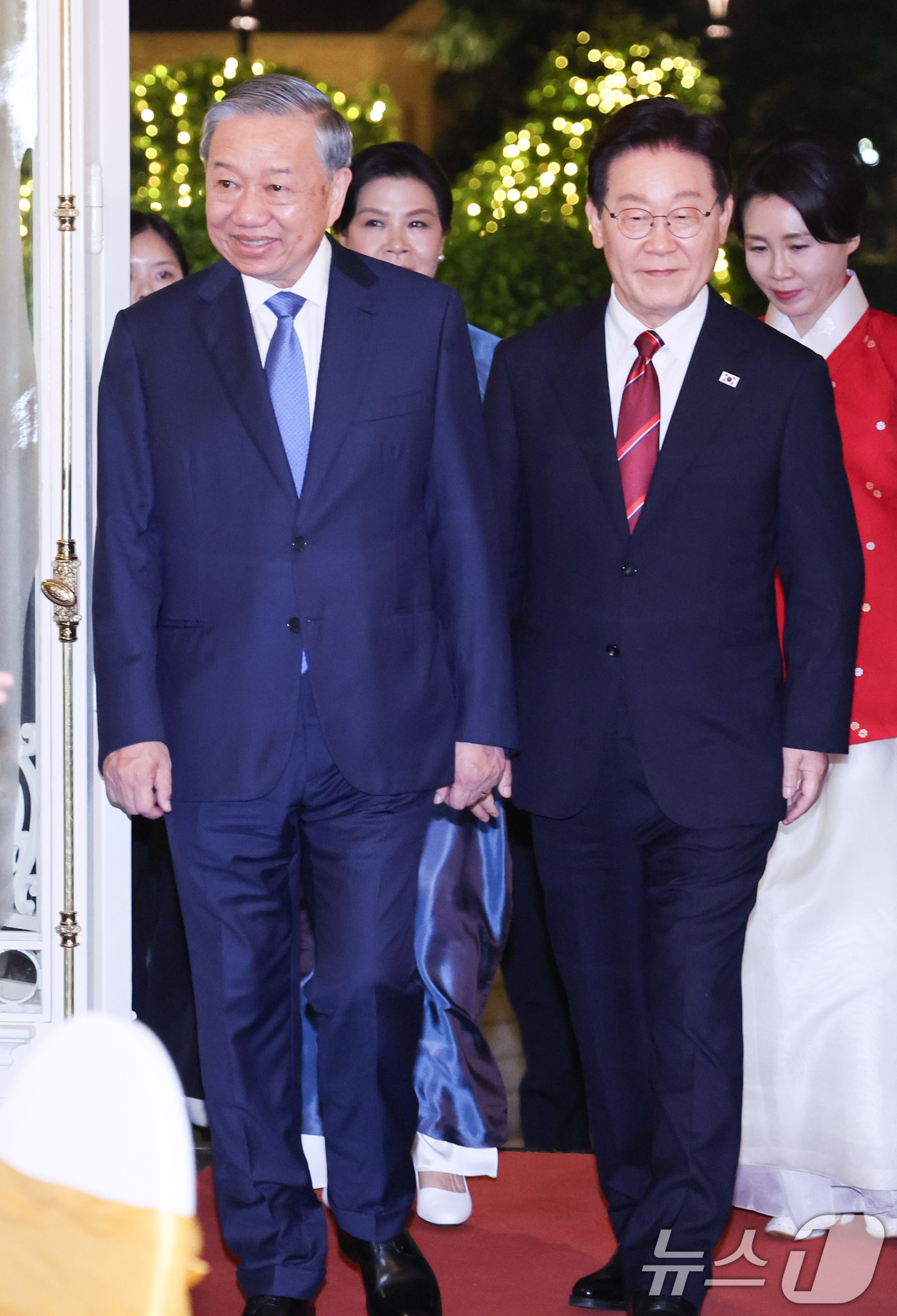 (하노이(베트남)=뉴스1) 이재명 기자 = 이재명 대통령과 또 럼 베트남 당 서기장 겸 국가주석이  22일(현지시간) 하노이 영빈관에서 열린 국빈만찬에 입장하고 있다. 2026.4 …