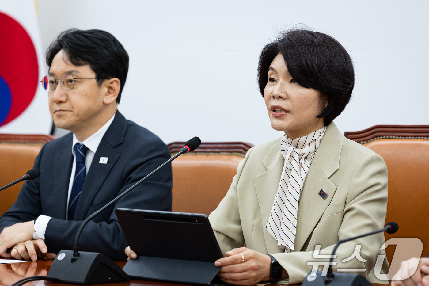 (서울=뉴스1) 유승관 기자 = 한정애 더불어민주당 정책위의장이 23일 서울 여의도 국회에서 열린 최고위원회의에서 모두 발언을 하고 있다. 2026.4.23/뉴스1