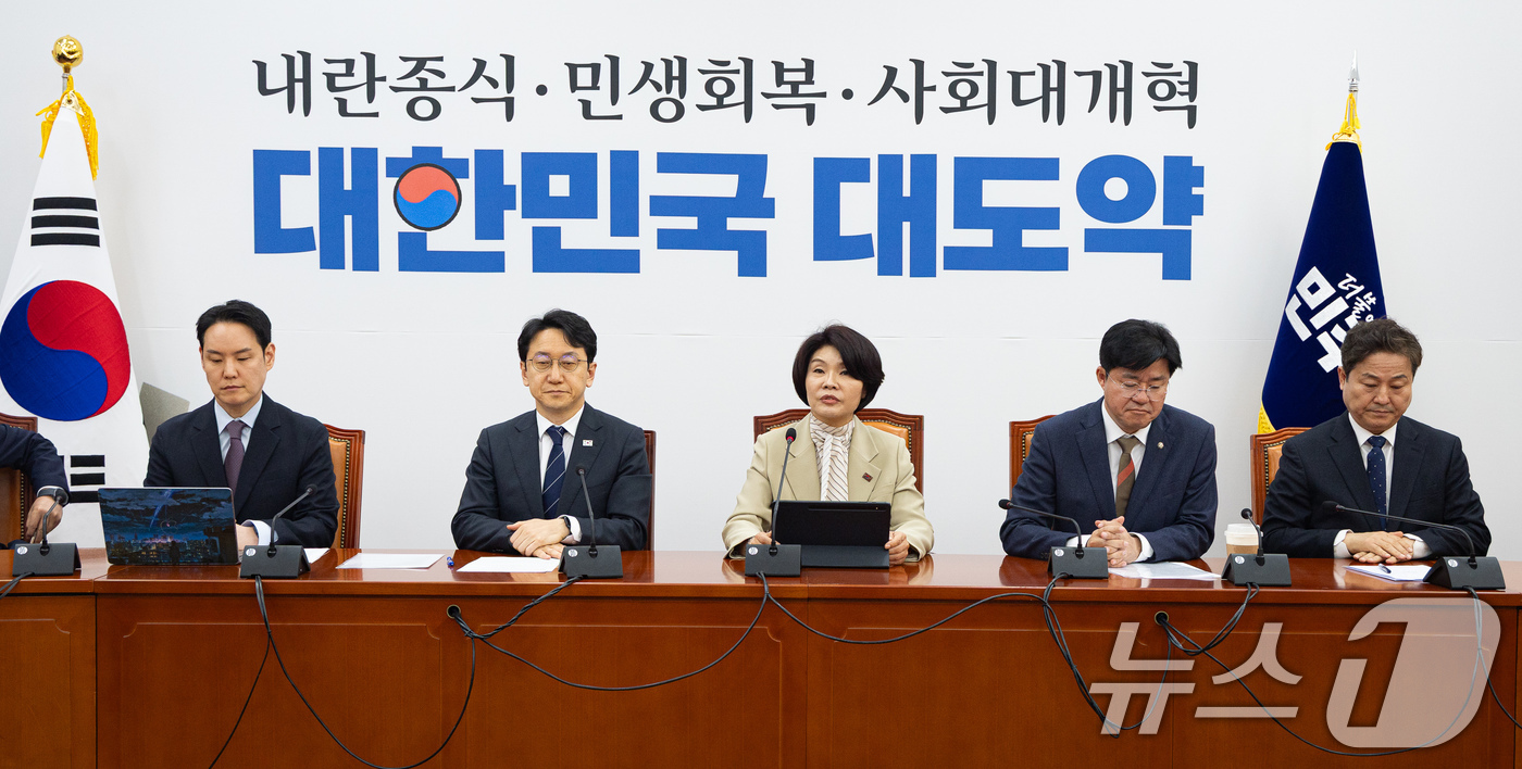 (서울=뉴스1) 유승관 기자 = 한정애 더불어민주당 정책위의장이 23일 서울 여의도 국회에서 열린 최고위원회의에서 모두 발언을 하고 있다. 2026.4.23/뉴스1