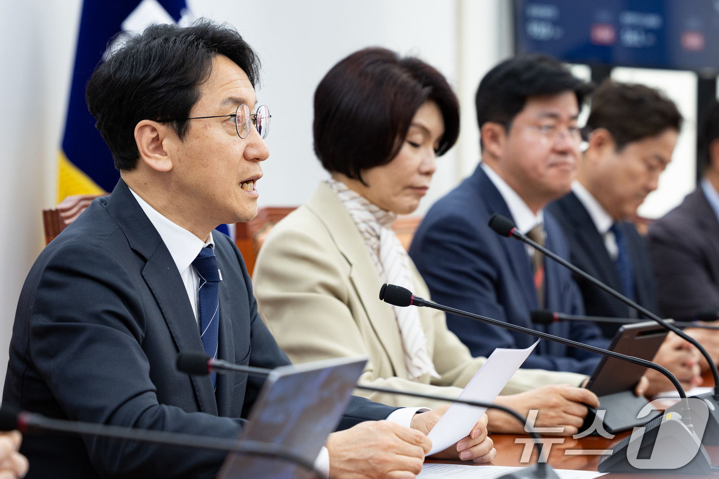 (서울=뉴스1) 유승관 기자 = 천준호 더불어민주당 원내대표 직무대행이 23일 서울 여의도 국회에서 열린 최고위원회의에서 모두 발언을 하고 있다. 2026.4.23/뉴스1