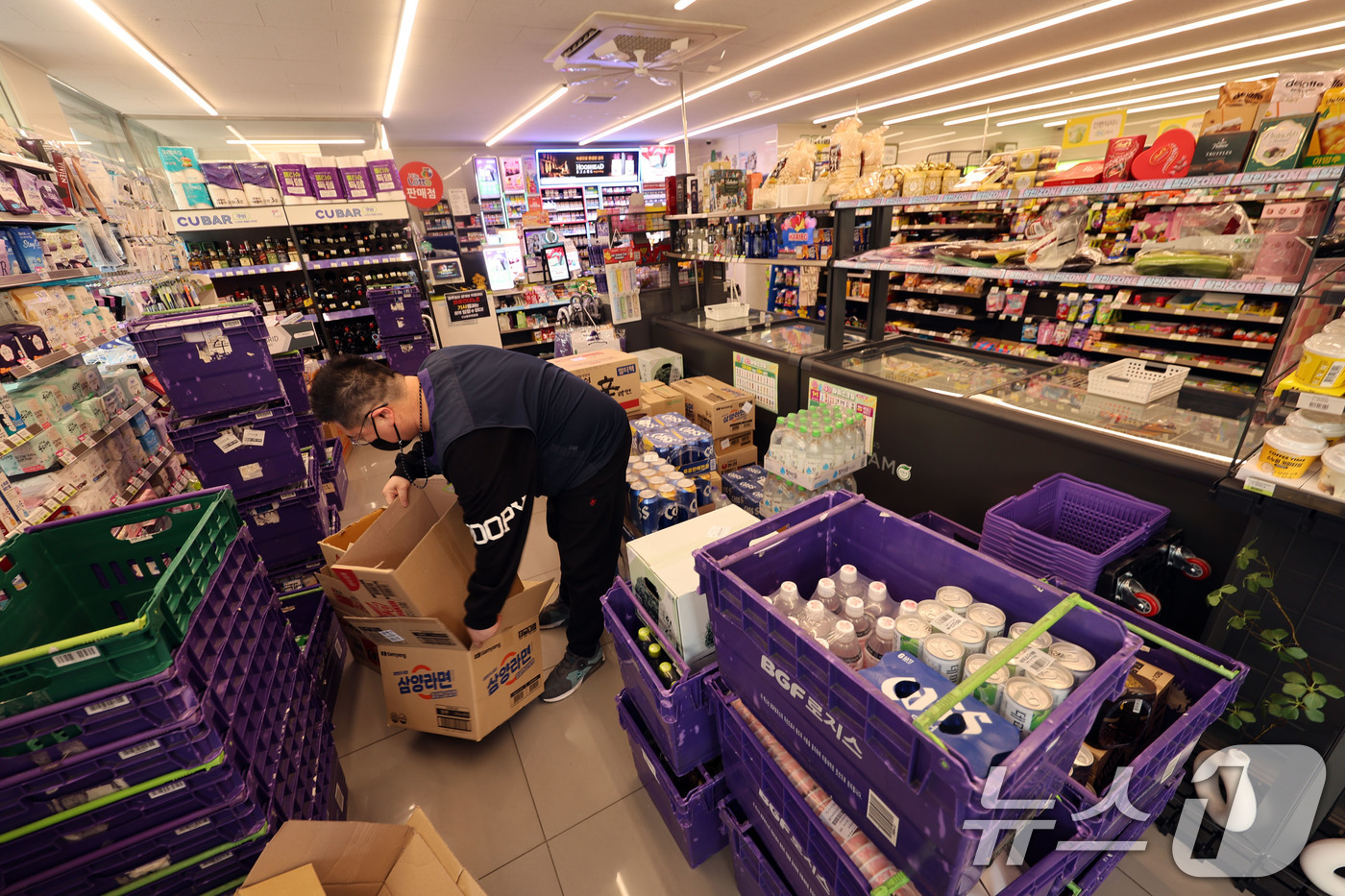 (광주=뉴스1) 박지현 기자 = 23일 CU 화물연대 파업으로 5일만에 물류를 받은 광주 북구의 한 점주가 상품을 정리하고 있다.  2026.4.23/뉴스1