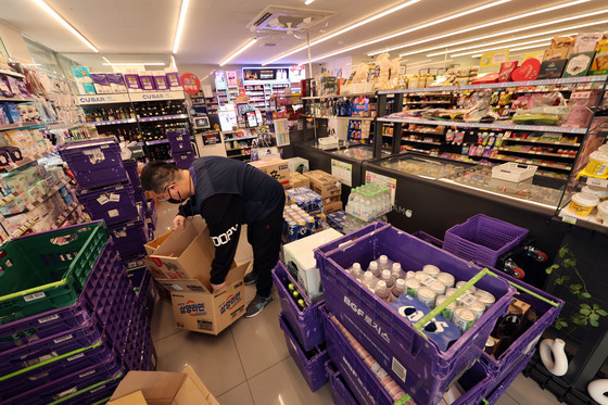 "매대 텅텅, 직접 물류센터 간다"…새우등 터진 CU 점주들 한숨