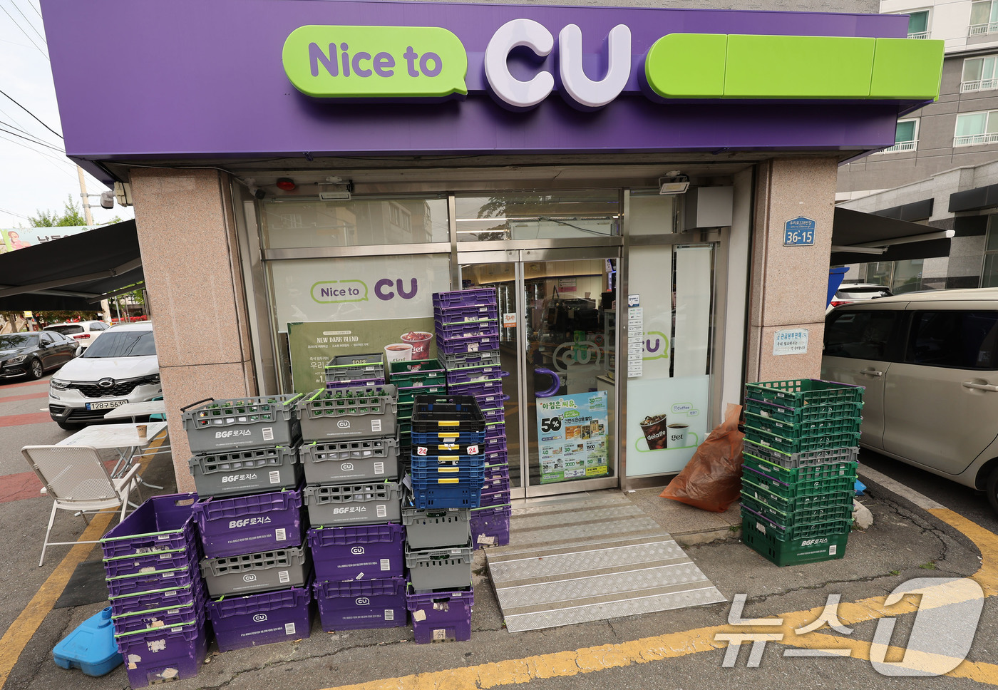 (광주=뉴스1) 박지현 기자 = 23일 CU 화물연대 파업으로 광주 북구에 위치한 한 CU 편의점 앞에 공병을 받은 박스가 쌓여 있다. 2026.4.23/뉴스1