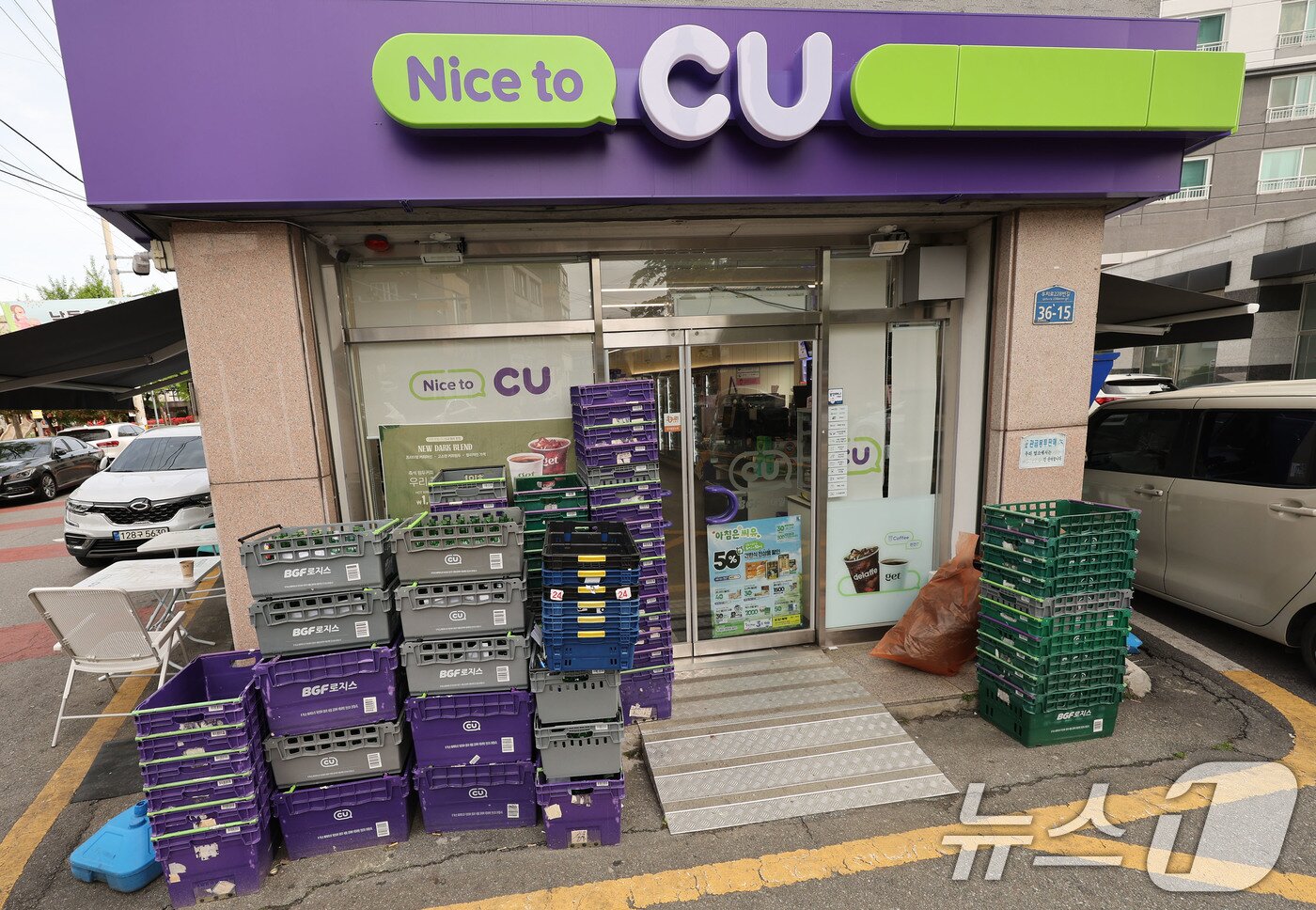 본문 이미지 - 23일 CU 화물연대 파업으로 광주 북구에 위치한 한 CU 편의점 앞에 공병을 받은 박스가 쌓여 있다. 2026.4.23 ⓒ 뉴스1 박지현 기자