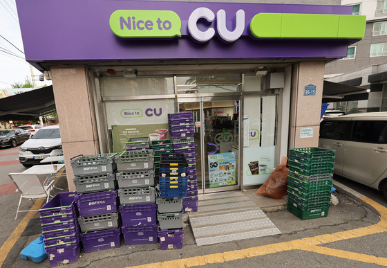 "삼각김밥·담배 없어 직접 물류센터까지"…CU편의점주 속앓이(종합)
