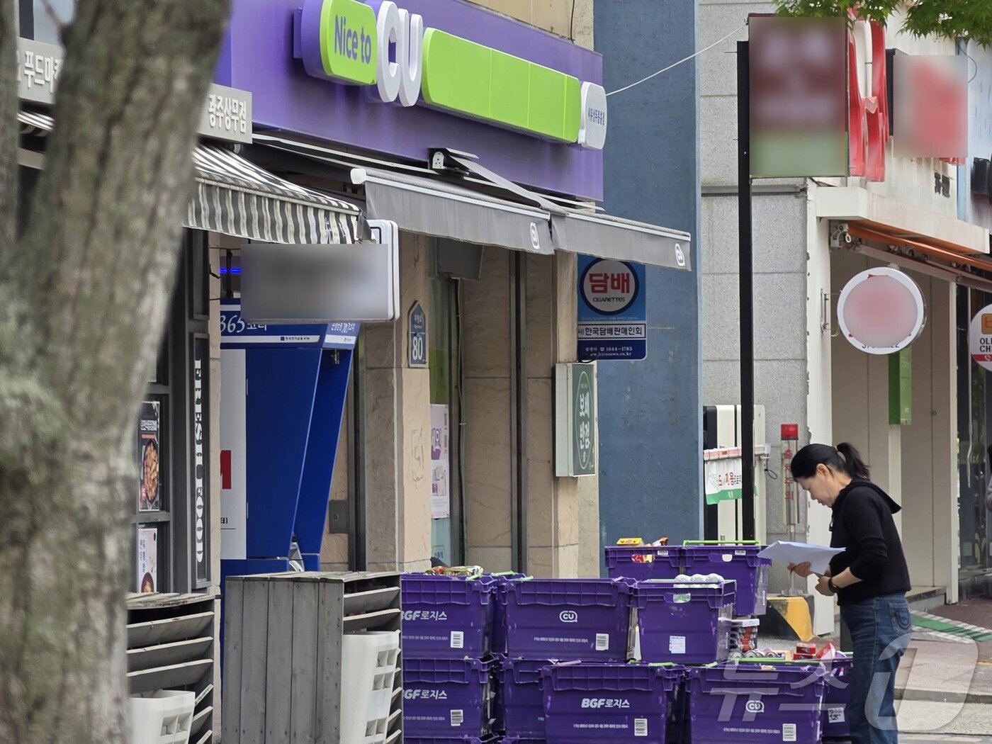 본문 이미지 - 23일 CU 화물연대 파업으로 3일만에 대량 물류를 받은 광주 서구의 한 점주가 상품을 체크하고 있다. 2026.4.23 ⓒ 뉴스1 조수민 수습기자