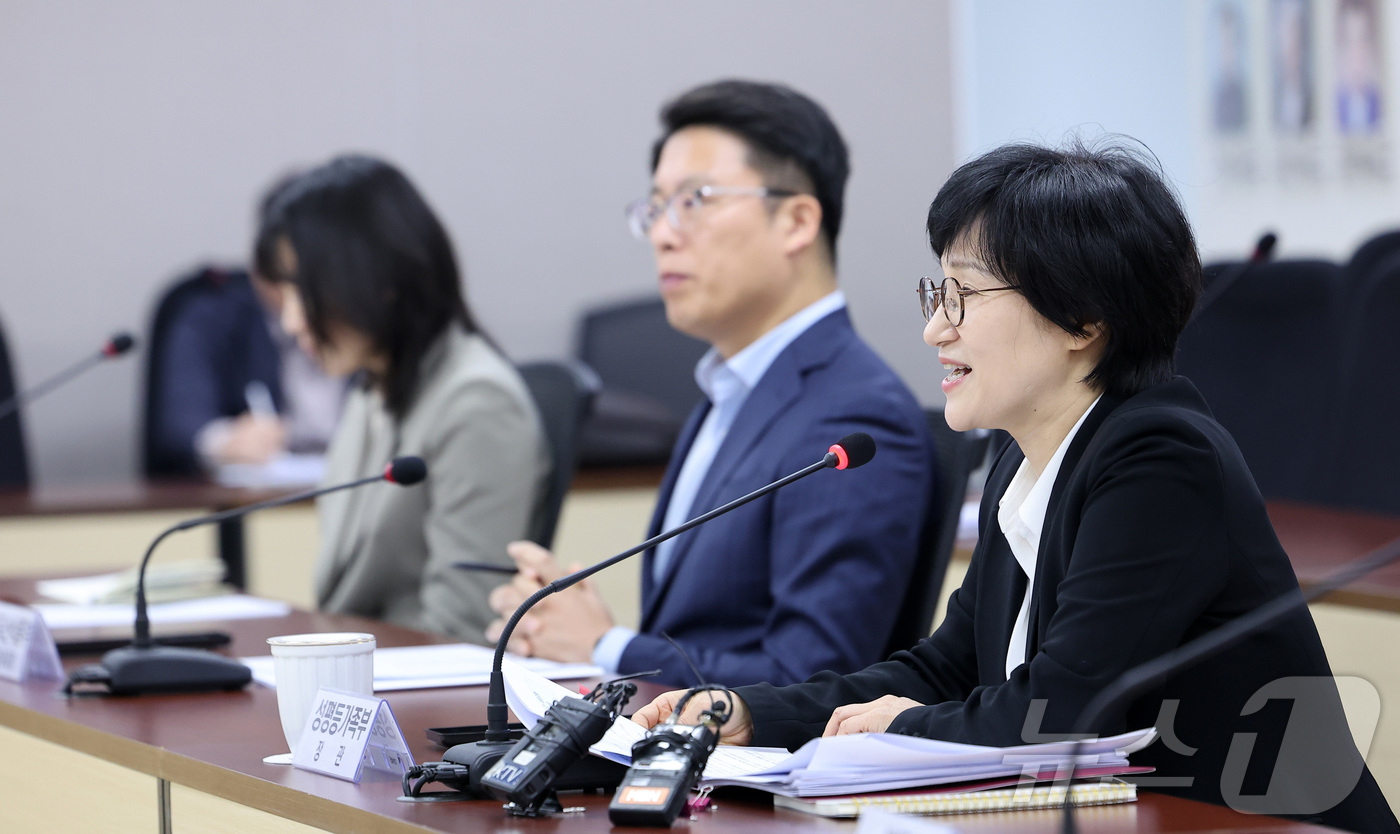 (서울=뉴스1) 김성진 기자 = 원민경 성평등가족부 장관이 23일 서울 종로구 정부서울청사에서 열린 공공부문 성희롱 성폭력 대응체계 점검 양성평등정책담당관 회의에서 모두발언을 하고 …