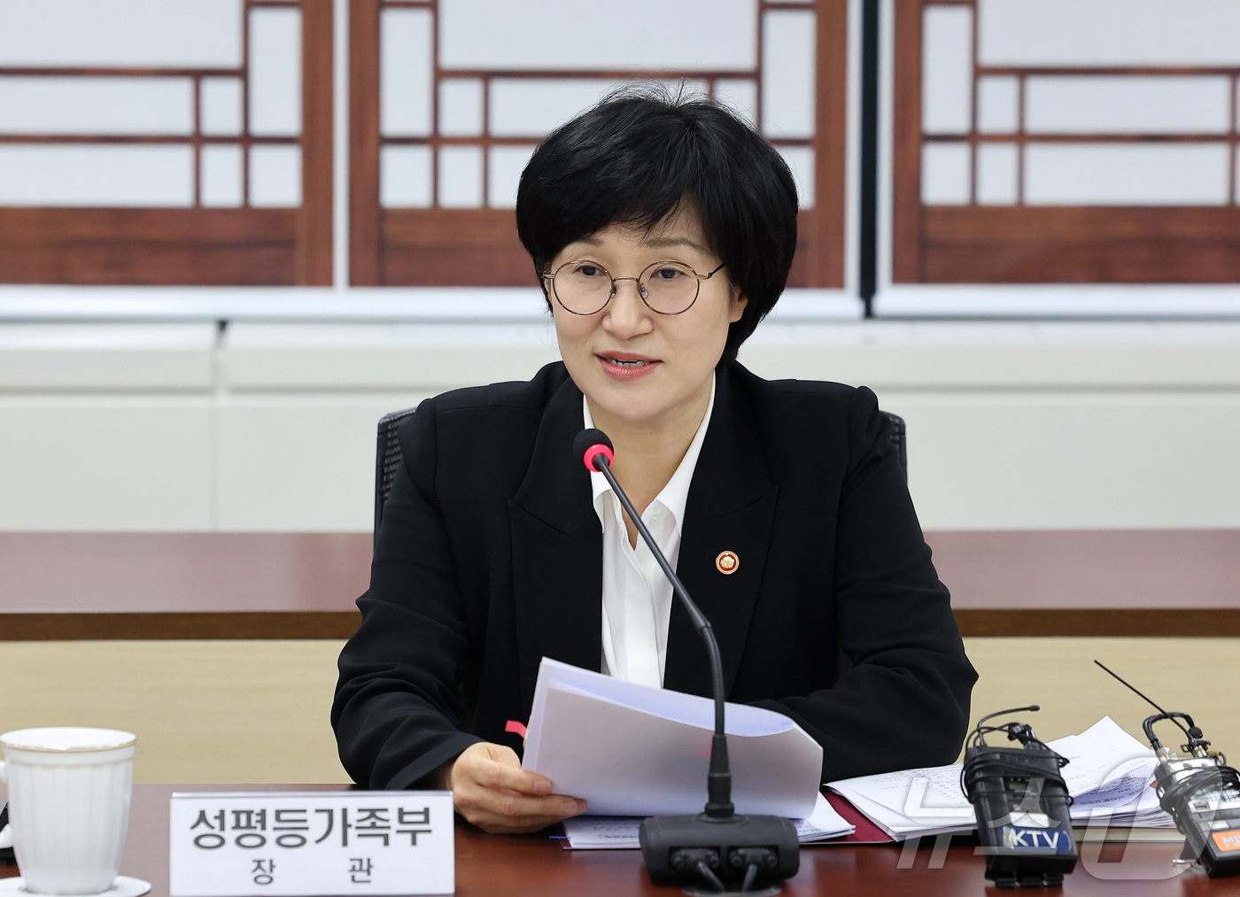 (서울=뉴스1) 김성진 기자 = 원민경 성평등가족부 장관이 23일 서울 종로구 정부서울청사에서 열린 공공부문 성희롱 성폭력 대응체계 점검 양성평등정책담당관 회의에서 모두발언을 하고 …
