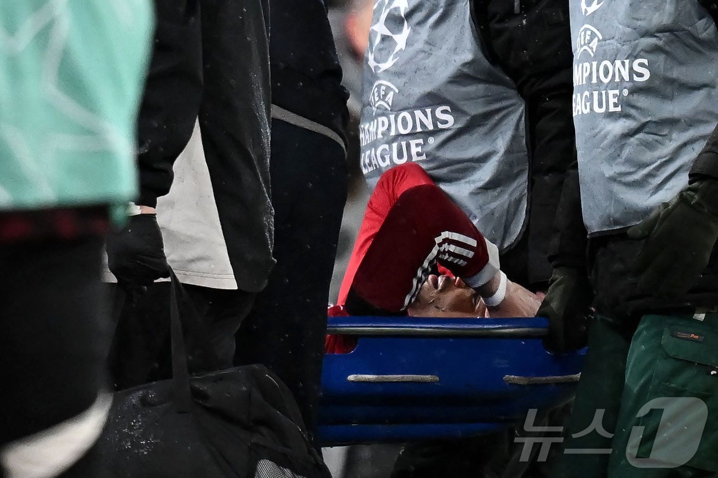 본문 이미지 - 아킬레스건 부상을 당한 위고 에키티케. ⓒ AFP=뉴스1