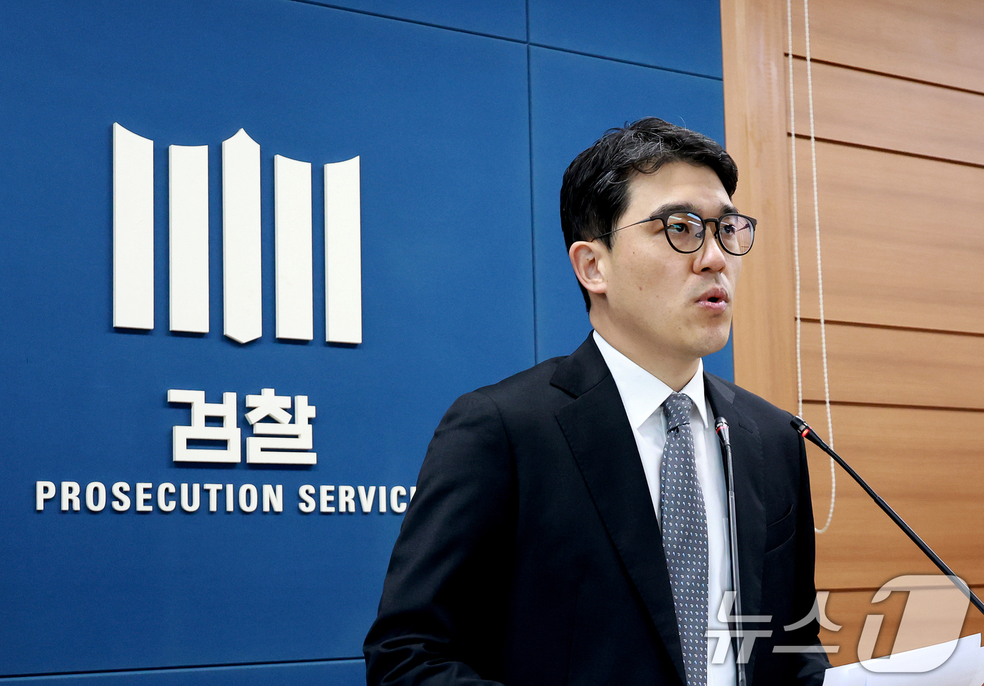 (서울=뉴스1) 이호윤 기자 = 나희석 서울중앙지검 공정거래조사부 부장검사가 23일 서울 서초구 서울고등검찰청 브리핑룸에서 전분당 담합 관련 수사 결과 브리핑을 하고 있다. 202 …