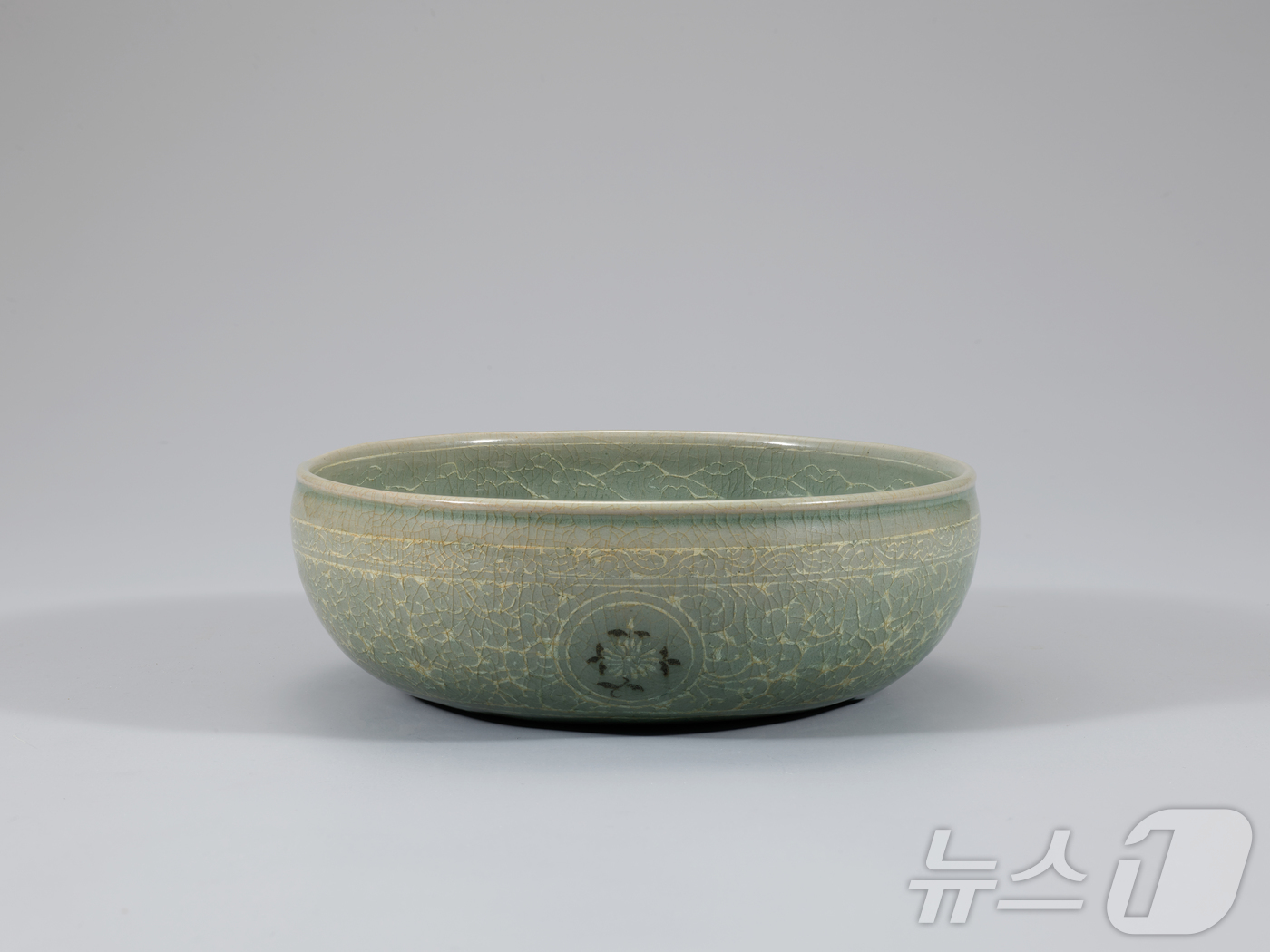 (서울=뉴스1) = 국가유산청은 고려시대 상감 청자인 '청자 상감쌍룡국화문 반'을 보물로 지정했다고 23일 밝혔다. 사진은 '청자 상감쌍룡국화문 반’ (국가유산청 제공. 재판매 및 …