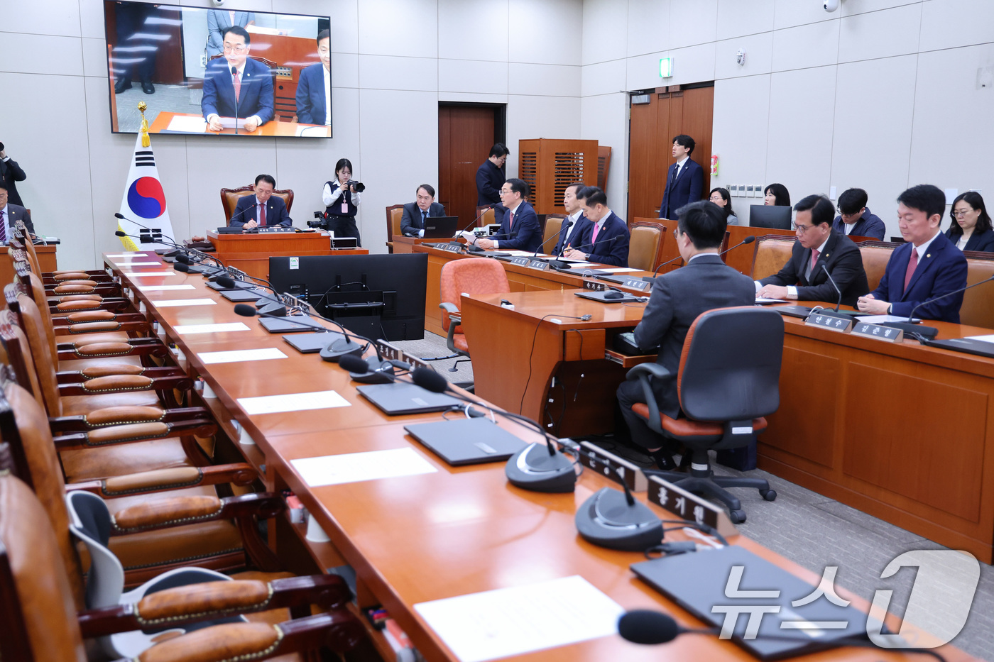 (서울=뉴스1) 신웅수 기자 = 23일 서울 여의도 국회에서 열린 외교통일위원회 전체회의에서 더불어민주당 의원들이 불참한 가운데 국민의힘 의원들이 정동영 통일부 장관의 출석을 요구 …