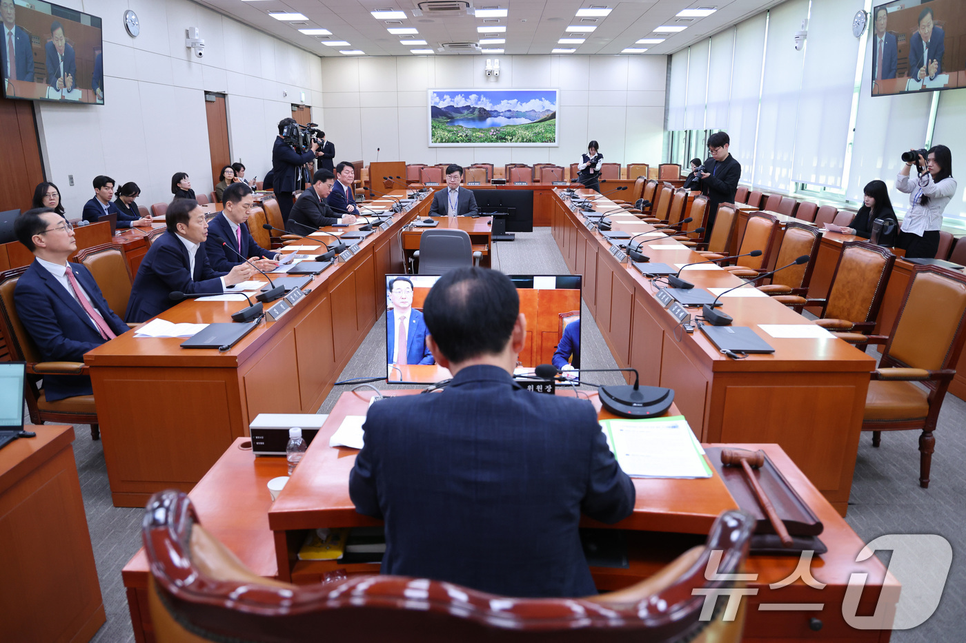 (서울=뉴스1) 신웅수 기자 = 23일 서울 여의도 국회에서 열린 외교통일위원회 전체회의에서 더불어민주당 의원들이 불참한 가운데 국민의힘 의원들이 정동영 통일부 장관의 출석을 요구 …