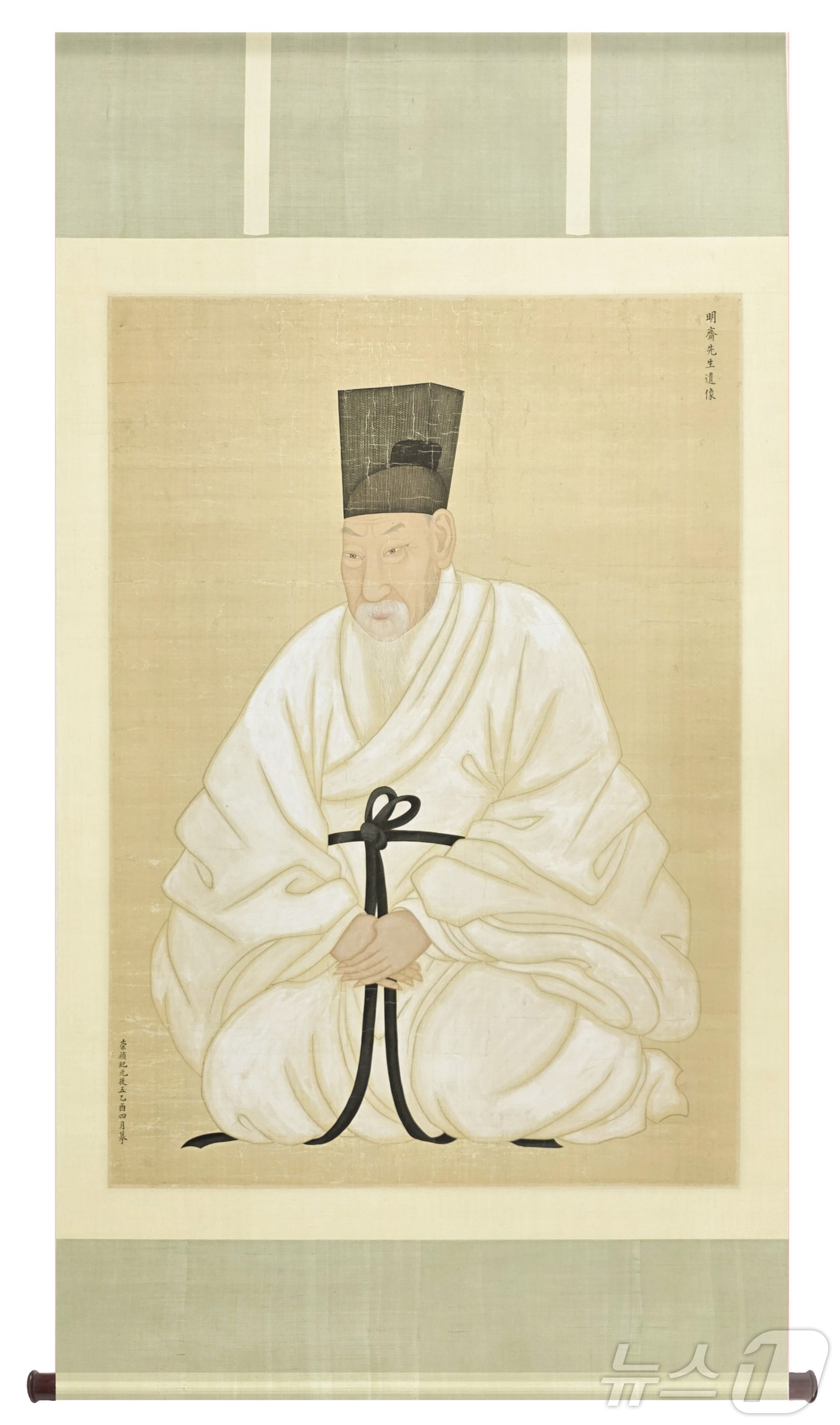 (서울=뉴스1) = 국가유산청은 고려시대 상감 청자인 '청자 상감쌍룡국화문 반'와 조선시대 초상화인 '유호걸 초상 및 궤'를 보물로 지정했다고 23일 밝혔다. 사진은 '윤증 초상 …