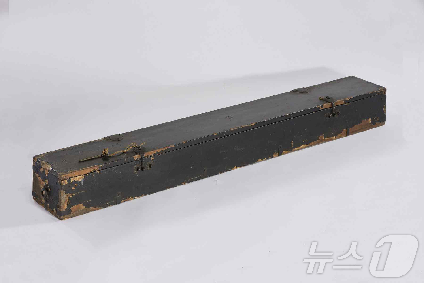 (서울=뉴스1) = 국가유산청은 조선시대 초상화인 '유호걸 초상 및 궤'를 보물로 지정했다고 23일 밝혔다. 사진은 '유효걸 초상 및 궤’의 궤. (국가유산청 제공. 재판매 및 D …