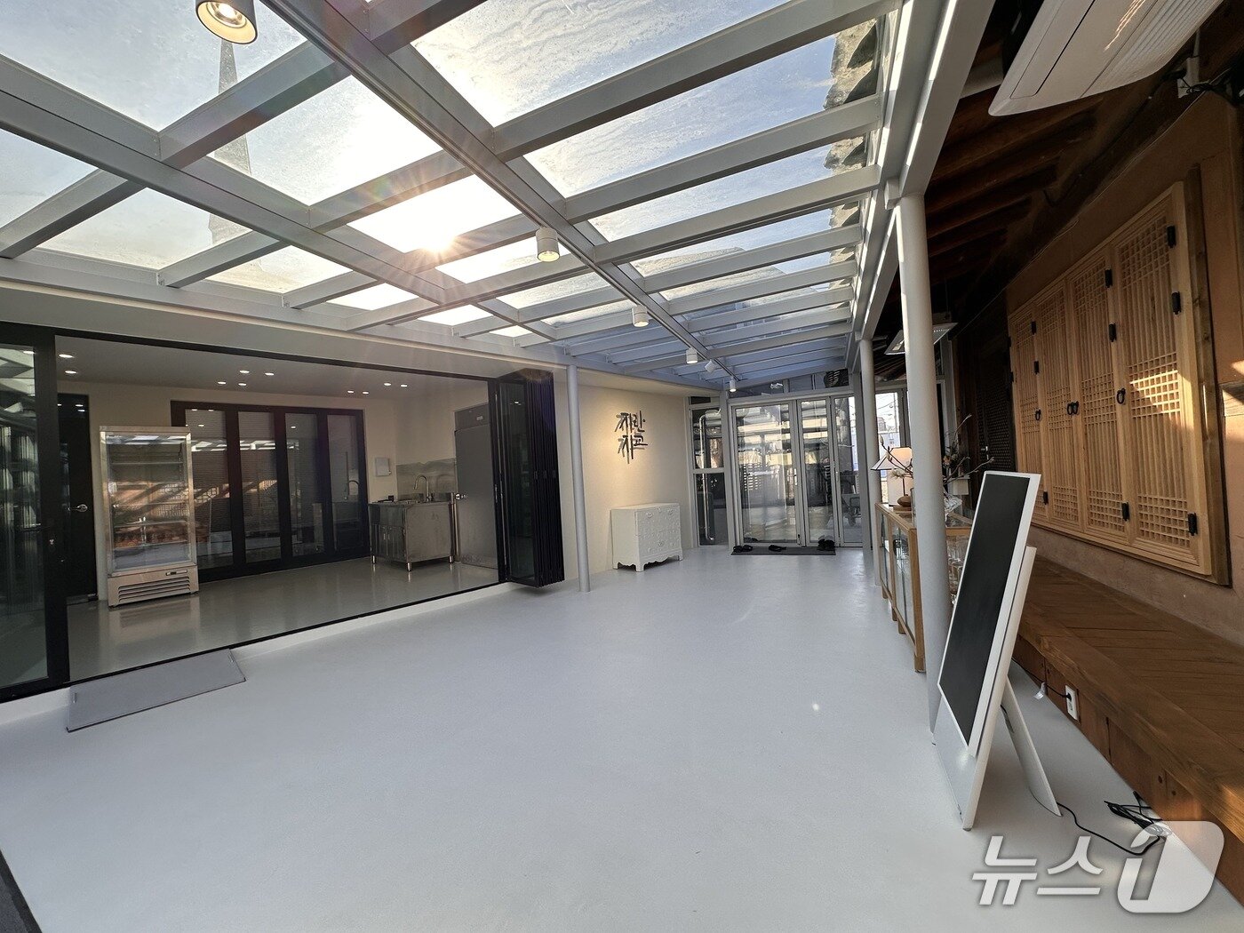 본문 이미지 -  '2026년 찾아가는 양조장' 사업 공모에 선정된 전북 순창군 '친구들의 술 지란지교' 내부 전경.(전북도 제공. 재판매 및 DB금지)/뉴스1  