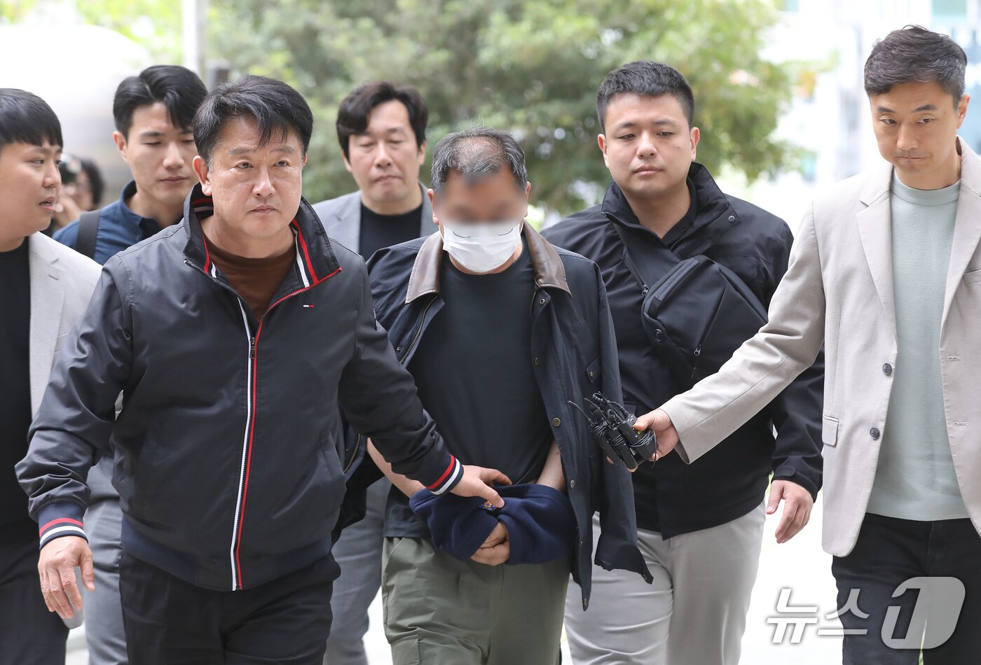 본문 이미지 - 민주노총 공공운수노조 화물연대 집회 현장에서 차량을 몰고 경찰에 돌진한 60대 B 씨가 23일 경남 진주 창원지방법원 진주지원에서 열린 구속 전 피의자 심문(영장실질심사)에 출석하고 있다. ⓒ 뉴스1 윤일지 기자