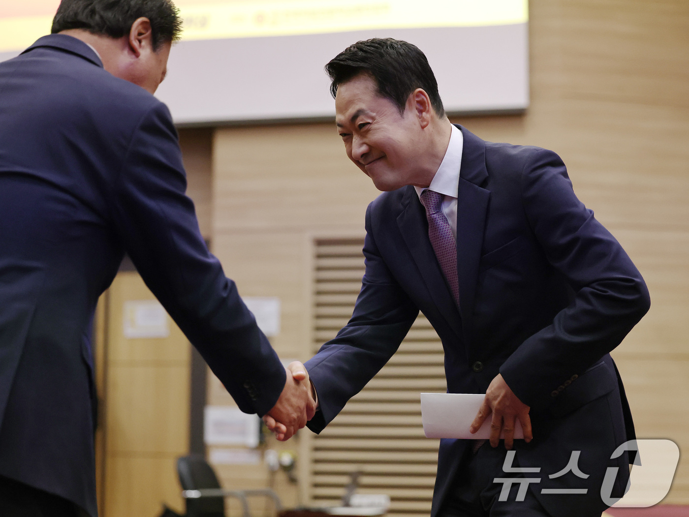 (서울=뉴스1) 구윤성 기자 = 장동혁 국민의힘 대표가 23일 오전 서울 여의도 국회의원회관에서 'AI·디지털 전환 시대, 직업훈련의 품질개선과 혁신, 지원개선 방안'을 주제로 열 …