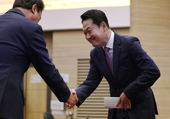 악수하는 장동혁 대표