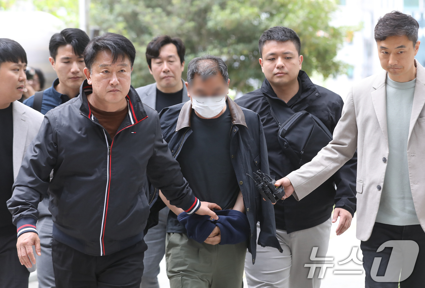 (진주=뉴스1) 윤일지 기자 = 민주노총 공공운수노조 화물연대 집회 현장에서 차량을 몰고 경찰에 돌진한 조합원 60대 B 씨가 23일 경남 진주 창원지방법원 진주지원에서 열린 구속 …