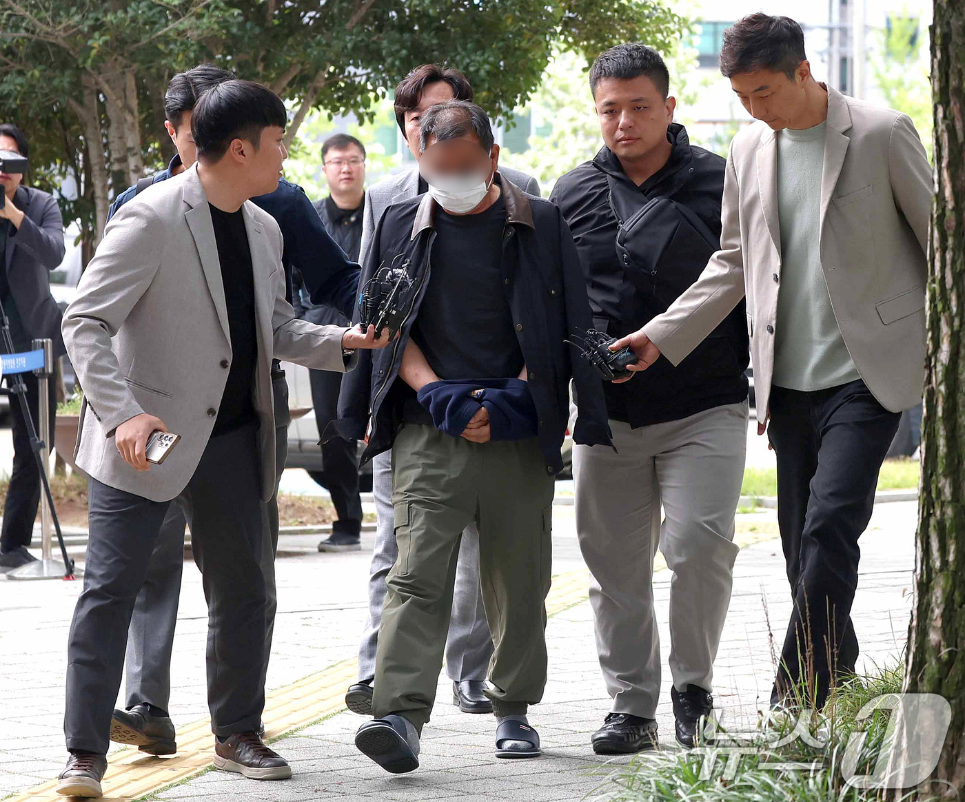 (진주=뉴스1) 윤일지 기자 = 민주노총 공공운수노조 화물연대 집회 현장에서 차량을 몰고 경찰에 돌진한 조합원 60대 B 씨가 23일 경남 진주 창원지방법원 진주지원에서 열린 구속 …