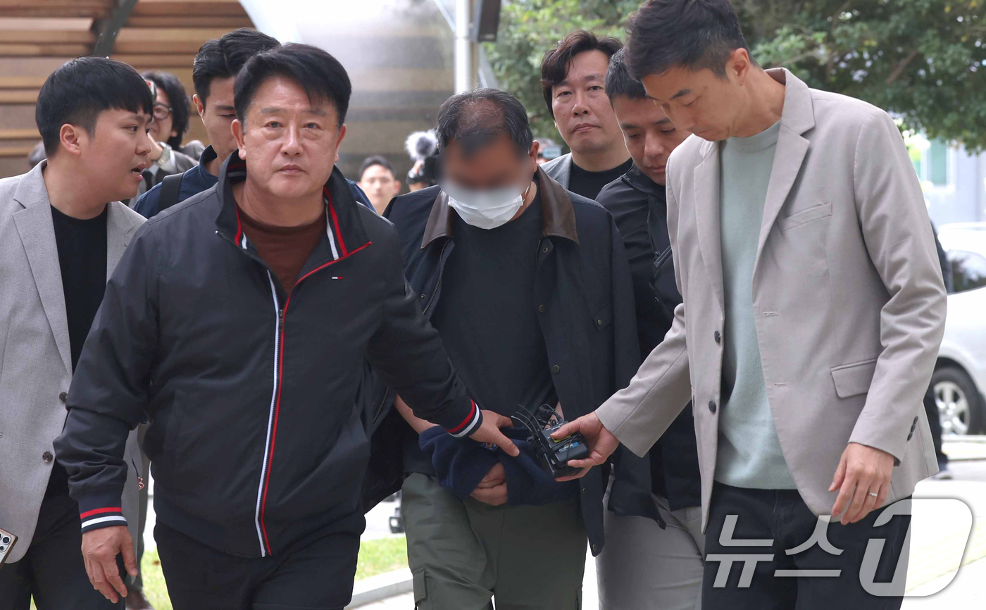 (진주=뉴스1) 윤일지 기자 = 민주노총 공공운수노조 화물연대 집회 현장에서 차량을 몰고 경찰에 돌진한 조합원 60대 B 씨가 23일 경남 진주 창원지방법원 진주지원에서 열린 구속 …