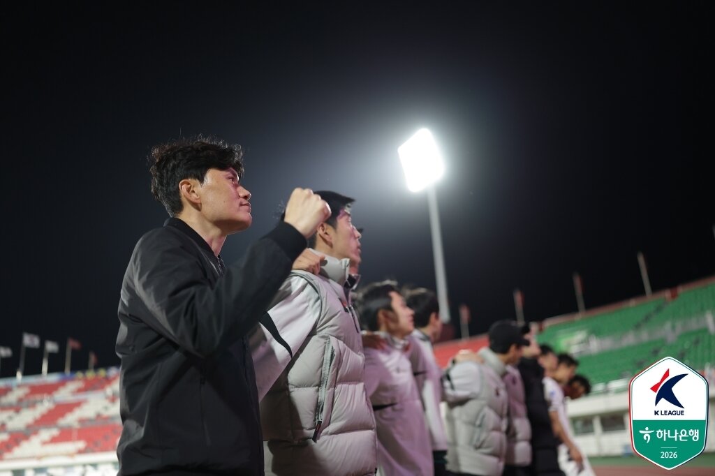 본문 이미지 - 정경호 감독이 이끄는 강원FC는 3위까지 도약했다. (한국프로축구연맹 제공)