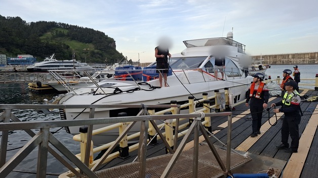 기상악화에 표류 위기 러시아 요트 2척…동해해경, 긴급피난 조치