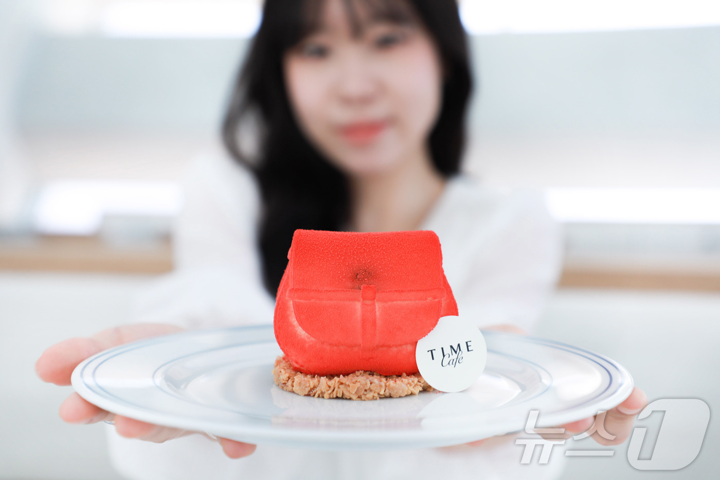 (서울=뉴스1) = 현대백화점그룹 계열 패션전문기업 한섬이 오는 30일까지 여성복 브랜드 타임의 시그니처 핸드백 컬렉션 '보나스트레×타임' 제품 디자인을 그대로 본뜬 초콜릿 디저트 …
