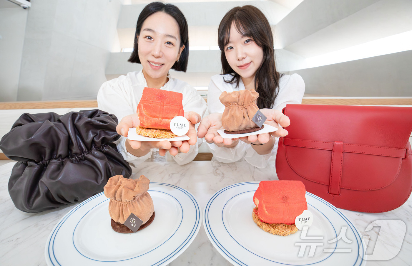 (서울=뉴스1) = 현대백화점그룹 계열 패션전문기업 한섬이 오는 30일까지 여성복 브랜드 타임의 시그니처 핸드백 컬렉션 '보나스트레×타임' 제품 디자인을 그대로 본뜬 초콜릿 디저트 …
