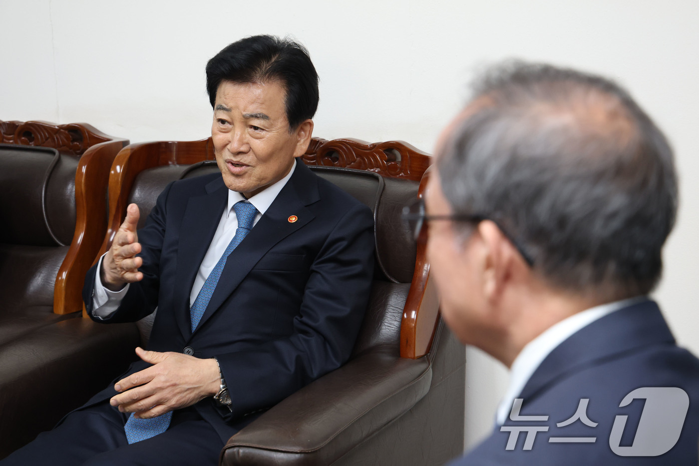 (서울=뉴스1) 이광호 기자 = 정동영 통일부 장관이 23일 오전 서울 종로구 수운회관에서 한국종교인평화회의(KCRP) 대표회장인 박인준 천도교 교령을 예방하고 있다.  2026. …