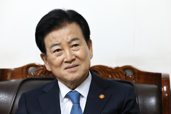 생각에 잠긴 정동영 장관