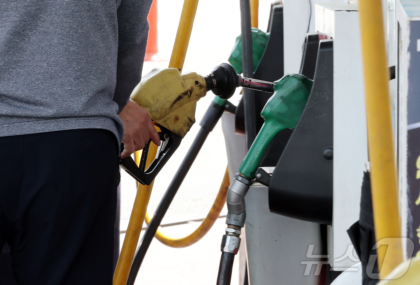 (서울=뉴스1) 김진환 기자 = 23일 서울의 한 주유소를 찾은 시민이 휘발유를 주유하고 있다.  구윤철 경제부총리 겸 재정경제부 장관은 이날 오전 정부서울청사에서 열린 '민생물가 …