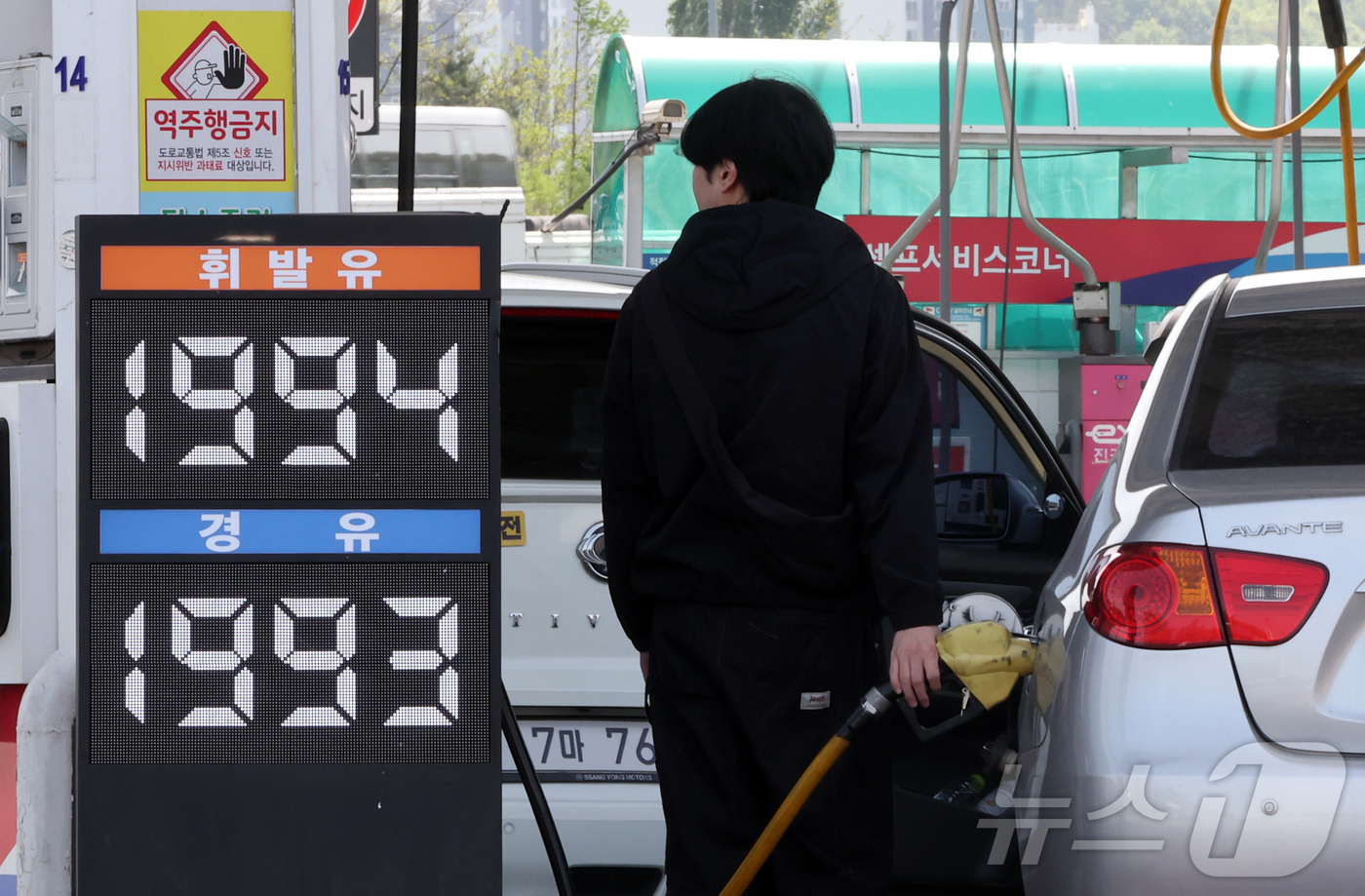 (서울=뉴스1) 김진환 기자 = 23일 서울의 한 주유소를 찾은 시민이 휘발유를 주유하고 있다.  구윤철 경제부총리 겸 재정경제부 장관은 이날 오전 정부서울청사에서 열린 '민생물가 …