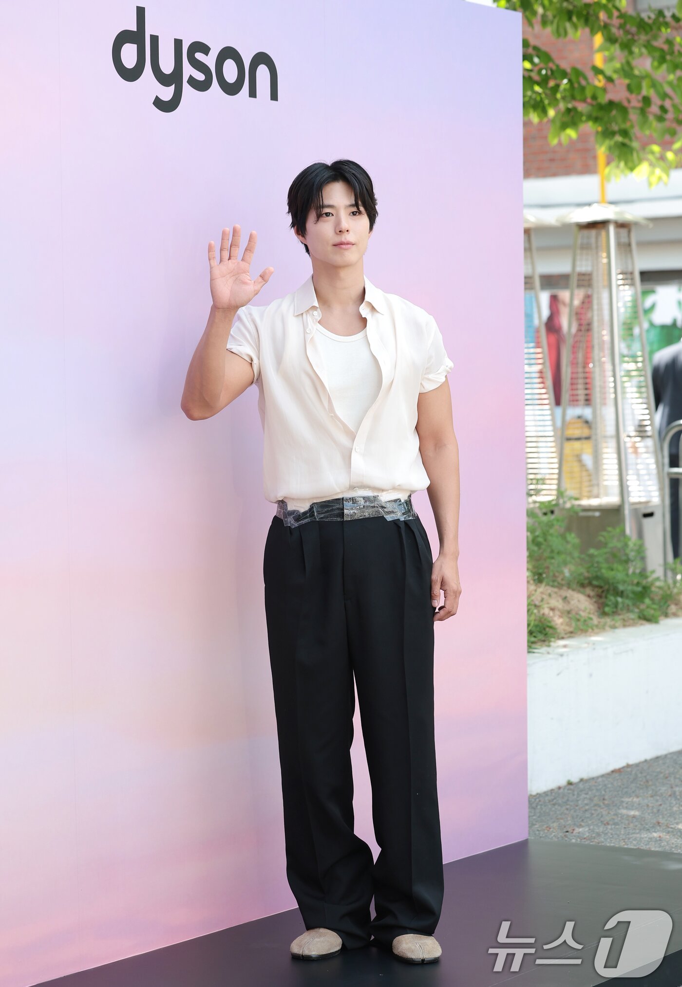 본문 이미지 - 배우 박보검이 23일 서울 성동구 쎈느성수에서 열린 다이슨코리아의 여행용 헤어드라이어 '다이슨 슈퍼소닉 트래블' 출시 기념 팝업 스토어 오픈 행사에서 포즈를 취하고 있다. ⓒ 뉴스1 권현진 기자