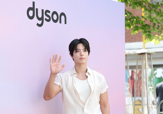 박보검, 미소년 비주얼에 근육질 팔뚝