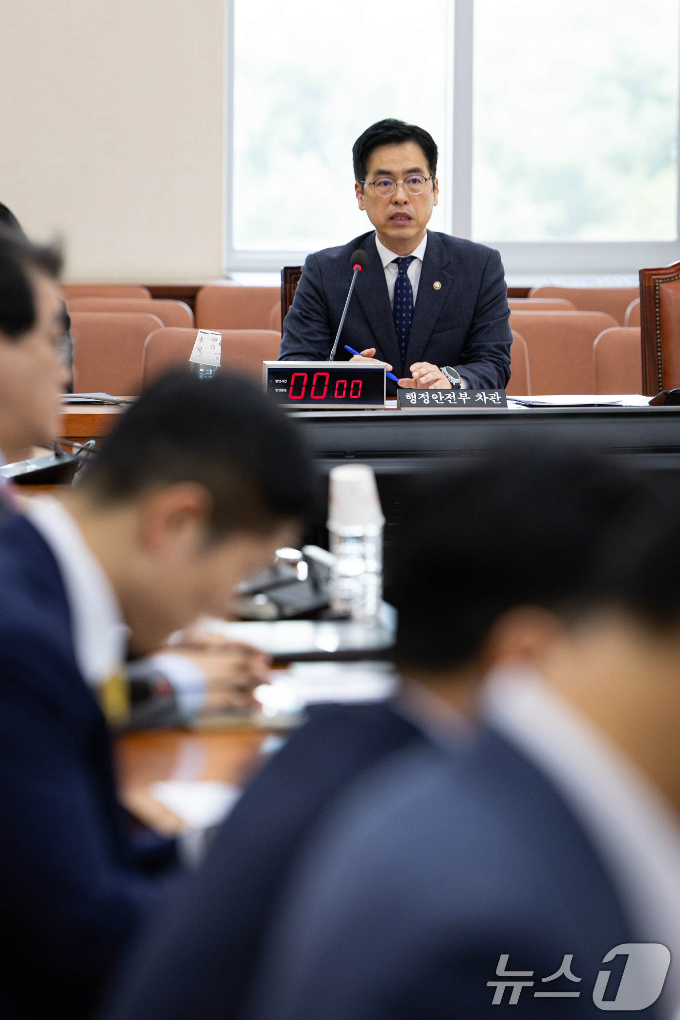 (서울=뉴스1) 유승관 기자 = 김민재 행정안전부 차관이 23일 서울 여의도 국회에서 열린 제434회 국회(임시회) 정치개혁특별위원회 제6차 전체회의에서 의원 질의에 답하고 있다. …