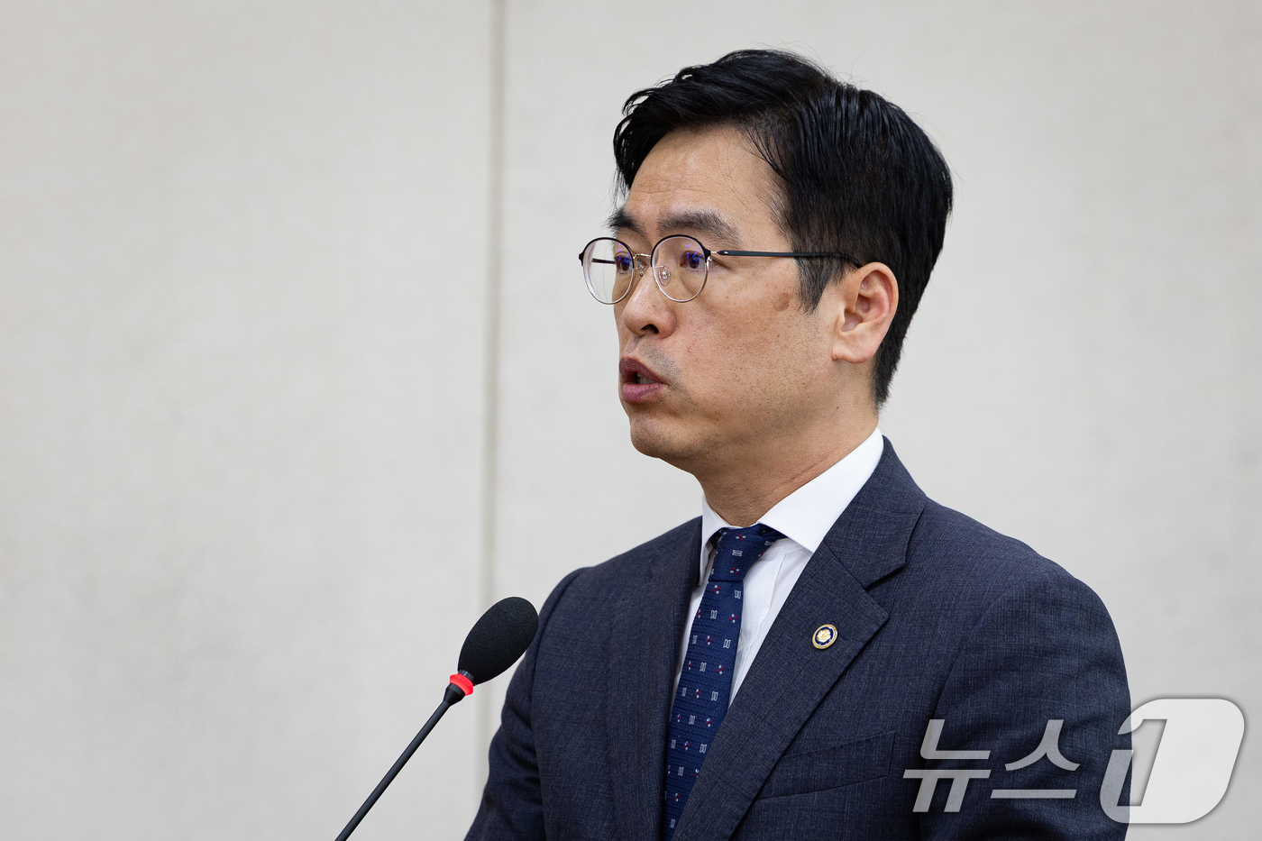 (서울=뉴스1) 유승관 기자 = 김민재 행정안전부 차관이 23일 서울 여의도 국회에서 열린 제434회 국회(임시회) 정치개혁특별위원회 제6차 전체회의에서 세종특별자치시 설치 등에 …