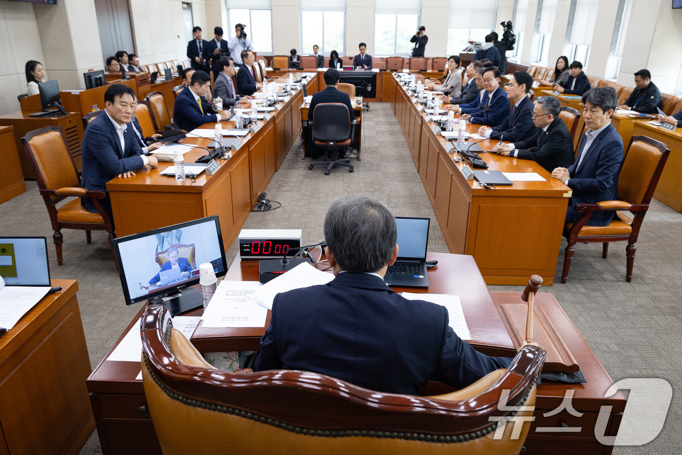 (서울=뉴스1) 유승관 기자 = 송기헌 국회 정치개혁특별위원장이 23일 서울 여의도 국회에서 열린 제434회 국회(임시회) 정치개혁특별위원회 제6차 전체회의에서 의사봉을 두드리고 …