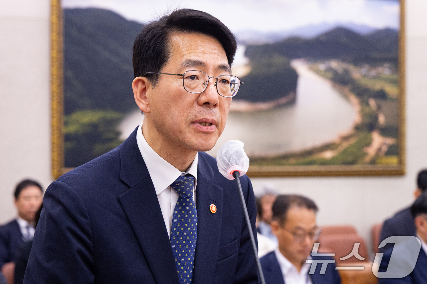 (서울=뉴스1) 유승관 기자 = 황종우 해양수산부 장관이 23일 서울 여의도 국회에서 열린 제434회 국회(임시회) 농림축산식품해양수산위원회 제2차 전체회의에서 법안 의결 인사말을 …