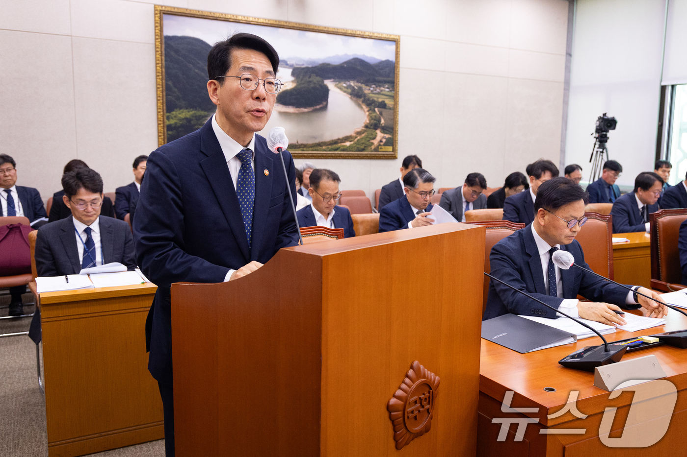 (서울=뉴스1) 유승관 기자 = 황종우 해양수산부 장관이 23일 서울 여의도 국회에서 열린 제434회 국회(임시회) 농림축산식품해양수산위원회 제2차 전체회의에서 법안 의결 인사말을 …