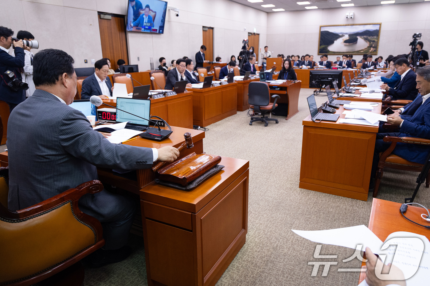 (서울=뉴스1) 유승관 기자 = 어기구 국회 농림축산식품해양수산위원장이 23일 서울 여의도 국회에서 열린 제434회 국회(임시회) 농림축산식품해양수산위원회 제2차 전체회의에서 의사 …