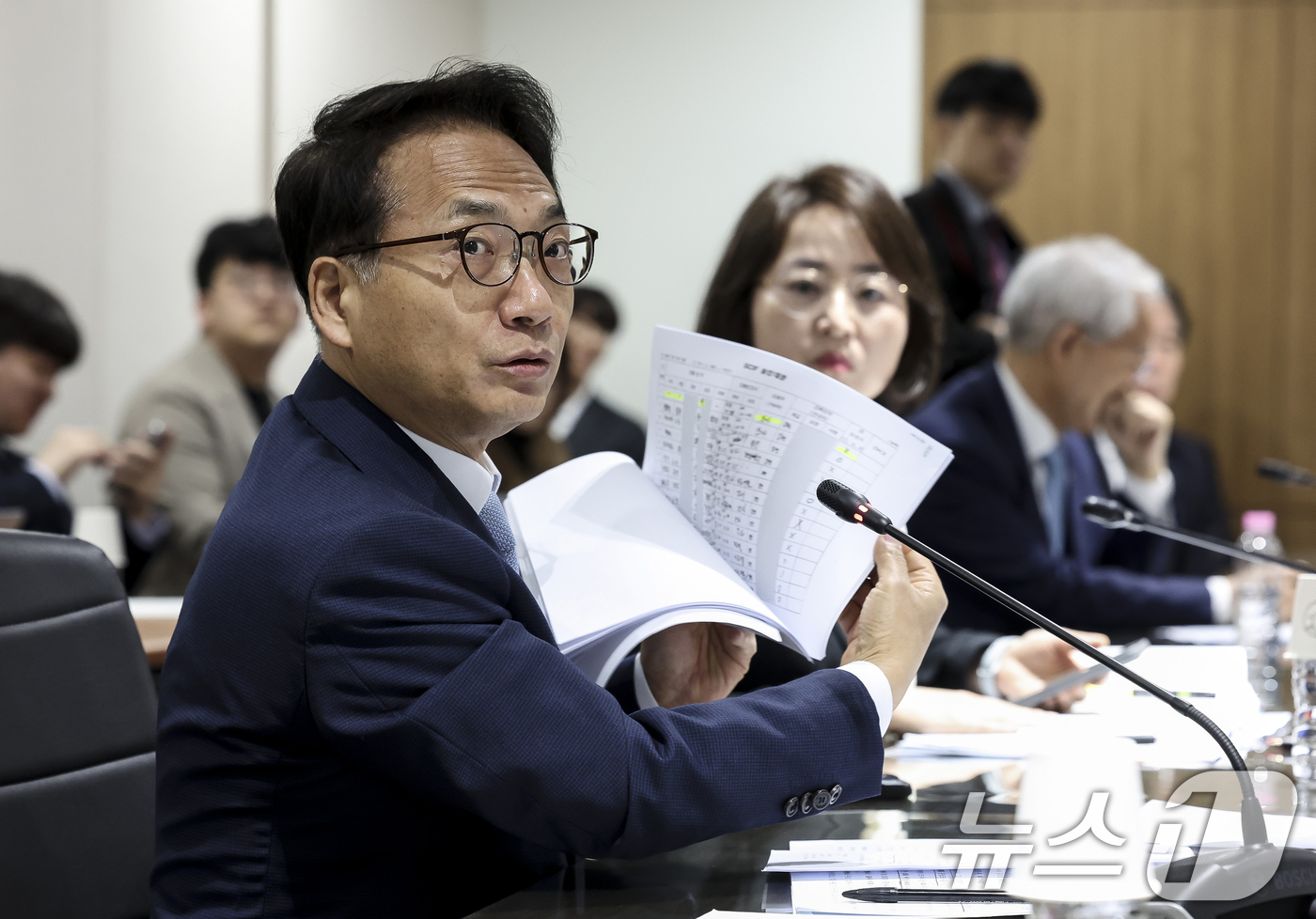 (서울=뉴스1) 국회사진기자단 = 박선원 더불어민주당 의원이 23일 오전 서울 종로구 감사원에서 열린 국회 윤석열 정권 정치검찰 조작기소 의혹 사건 진상규명 국정조사특별위원회의 현 …