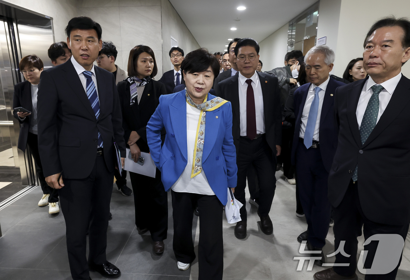 (서울=뉴스1) 국회사진기자단 = 서영교 위원장을 비롯한 윤석열 정권 정치검찰 조작기소 의혹 사건 진상규명 국정조사특별위원회 위원들이 23일 오전 서울 종로구 감사원을 찾아 현장 …