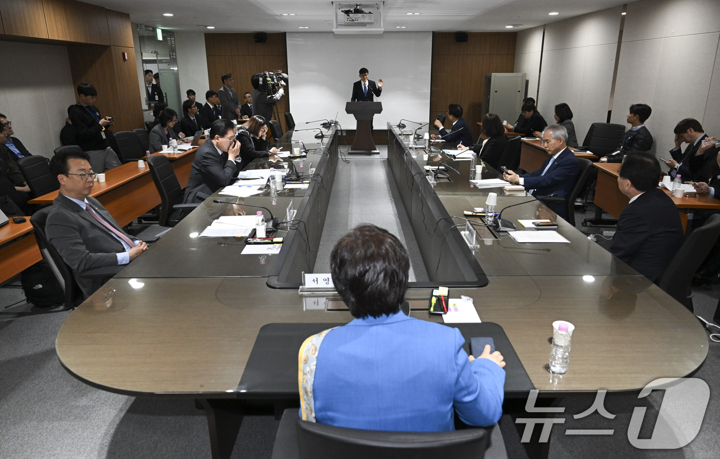 (서울=뉴스1) 국회사진기자단 = 정상우 감사원 사무총장이 23일 오전 서울 종로구 감사원에서 열린 국회 윤석열 정권 정치검찰 조작기소 의혹 사건 진상규명 국정조사특별위원회의 현장 …