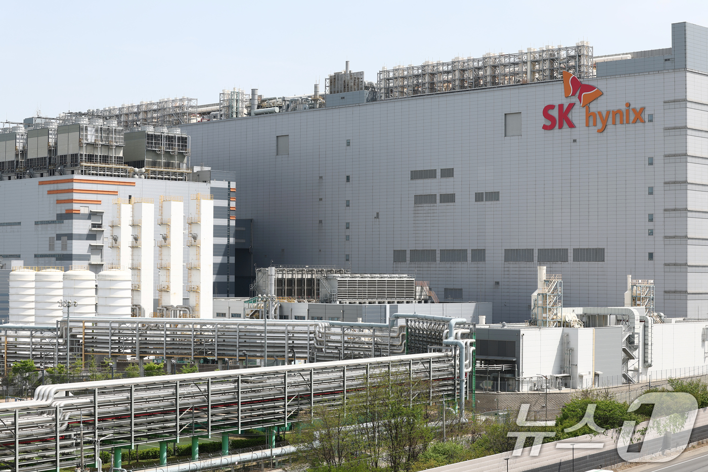 (이천=뉴스1) 김민지 기자 = SK하이닉스가 올해 1분기 영업이익 37조원을 돌파하며 역대 최대 실적을 달성했다.23일 SK하이닉스에 따르면 올해 1분기 매출과 영업이익이 각각 …