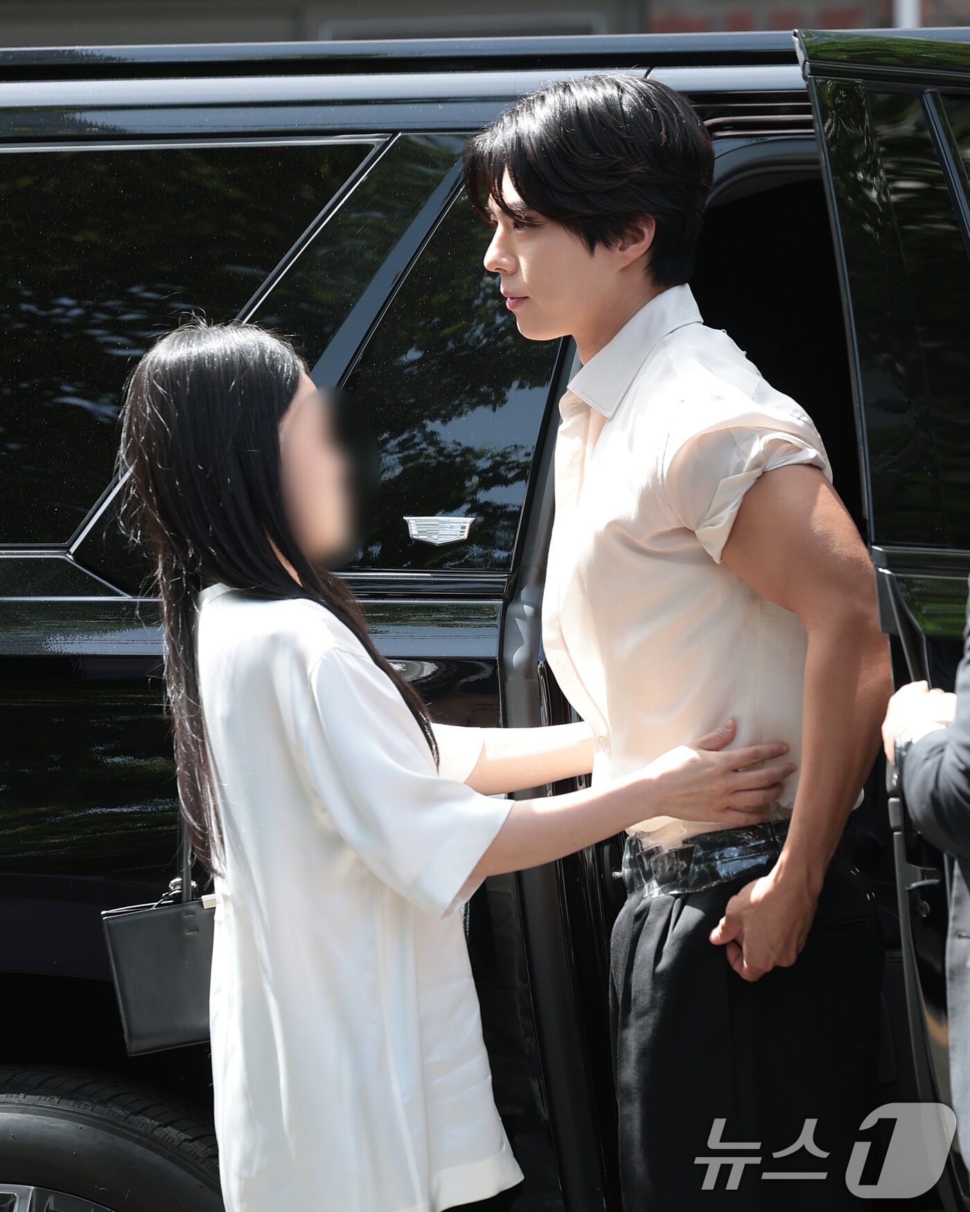 본문 이미지 - 배우 박보검이 23일 서울 성동구 쎈느성수에서 열린 다이슨코리아의 여행용 헤어드라이어 '다이슨 슈퍼소닉 트래블' 출시 기념 팝업 스토어 오픈 행사에 앞서 의상을 점검하고 있다. ⓒ 뉴스1 권현진 기자