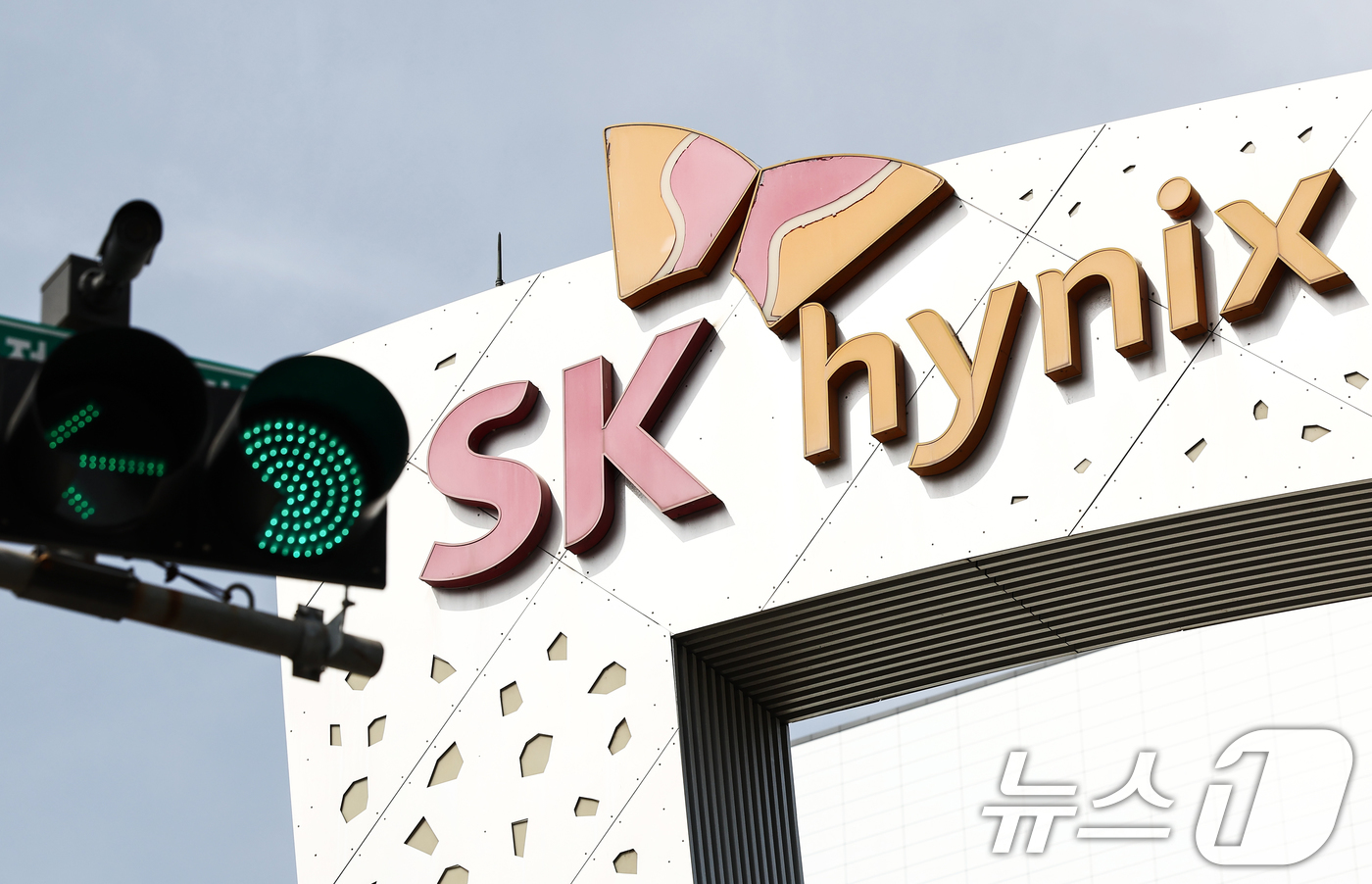 (이천=뉴스1) 김민지 기자 = SK하이닉스가 올해 1분기 영업이익 37조원을 돌파하며 역대 최대 실적을 달성했다.23일 SK하이닉스에 따르면 올해 1분기 매출과 영업이익이 각각 …